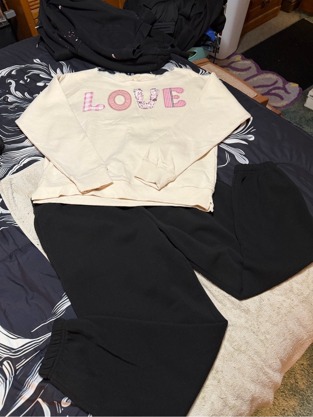 (OUTFIT ALERT)Cream 'LOVE' Sweatshirt with Black Joggers “BETTER TOGETHER” - Picture 1 of 9